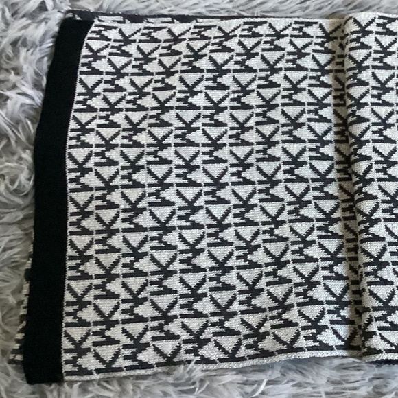 Michael Kors Signature Logo Black and White Scarf and Hat New in Box - Picture 6 of 13